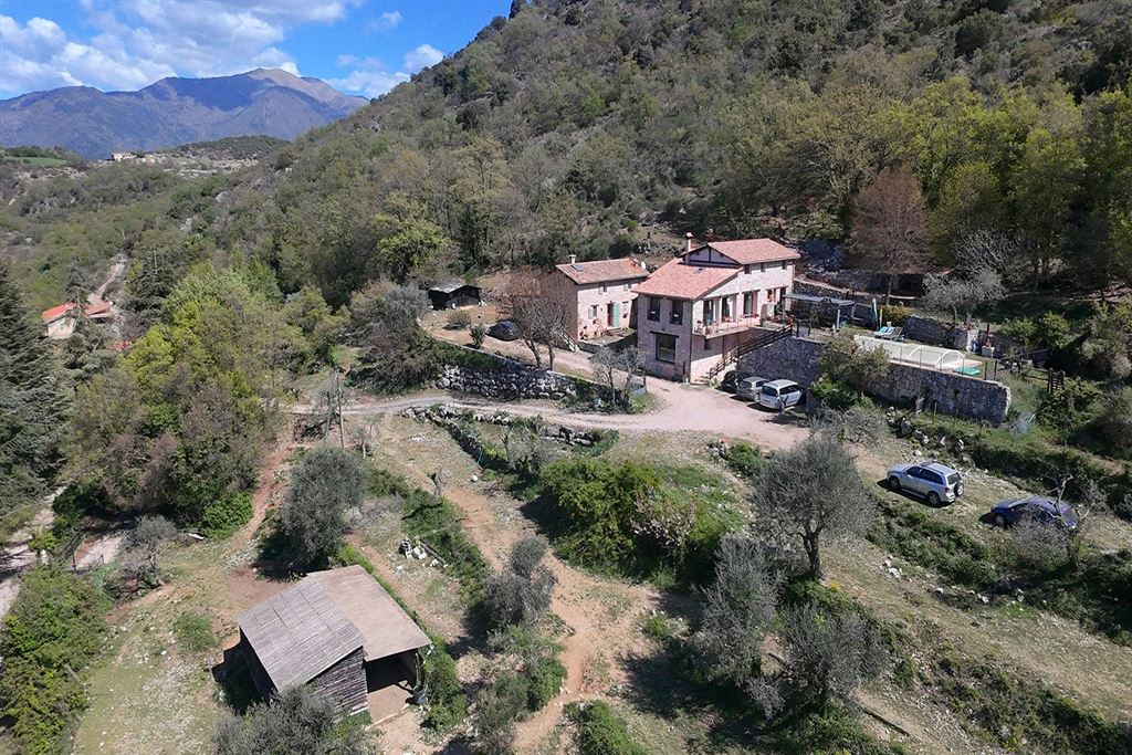 A vendre chez Beguet Associés : FRANCE – CÔTE D’AZUR – SOSPEL 06380 MAISON 233 m² / 321 m² – 8 CHB – BOX CHEVAUX – PISCINE – PARC