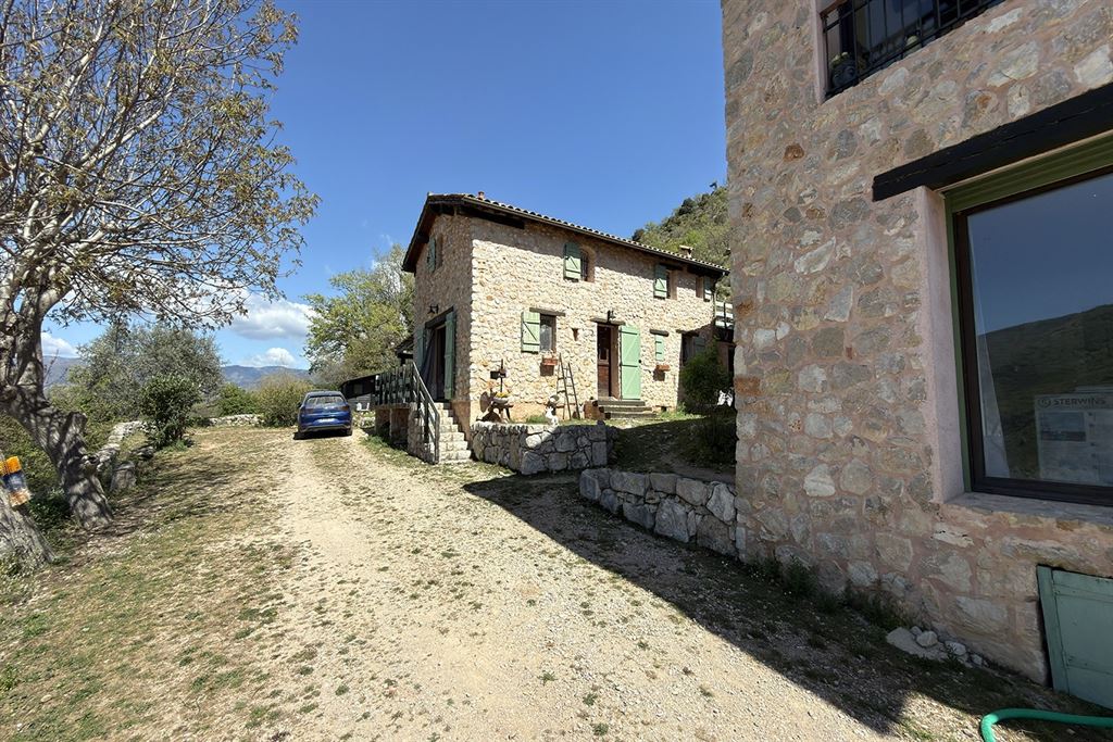 A vendre chez Beguet Associés : FRANCE – CÔTE D’AZUR – SOSPEL 06380 MAISON 233 m² / 321 m² – 8 CHB – BOX CHEVAUX – PISCINE – PARC