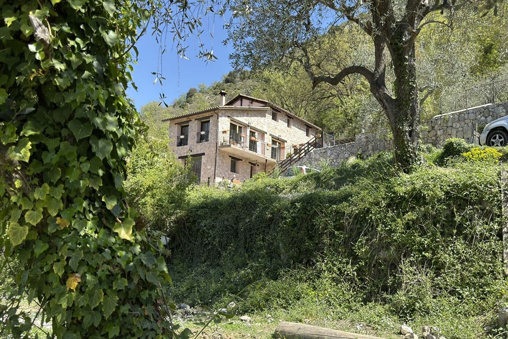 A vendre chez Beguet Associés : FRANCE – CÔTE D’AZUR – SOSPEL 06380 MAISON 233 m² / 321 m² – 8 CHB – BOX CHEVAUX – PISCINE – PARC