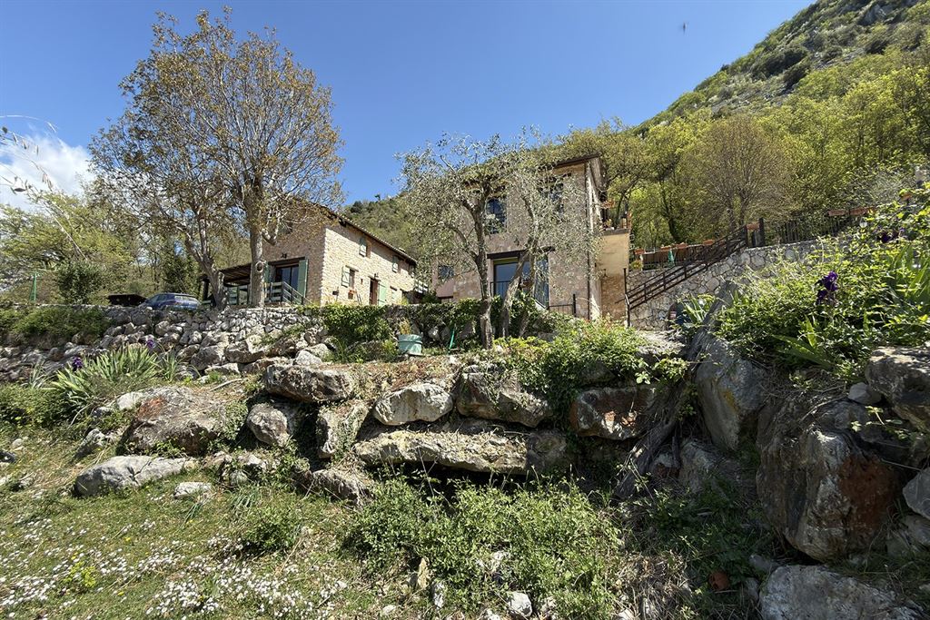 A vendre chez Beguet Associés : FRANCE – CÔTE D’AZUR – SOSPEL 06380 MAISON 233 m² / 321 m² – 8 CHB – BOX CHEVAUX – PISCINE – PARC