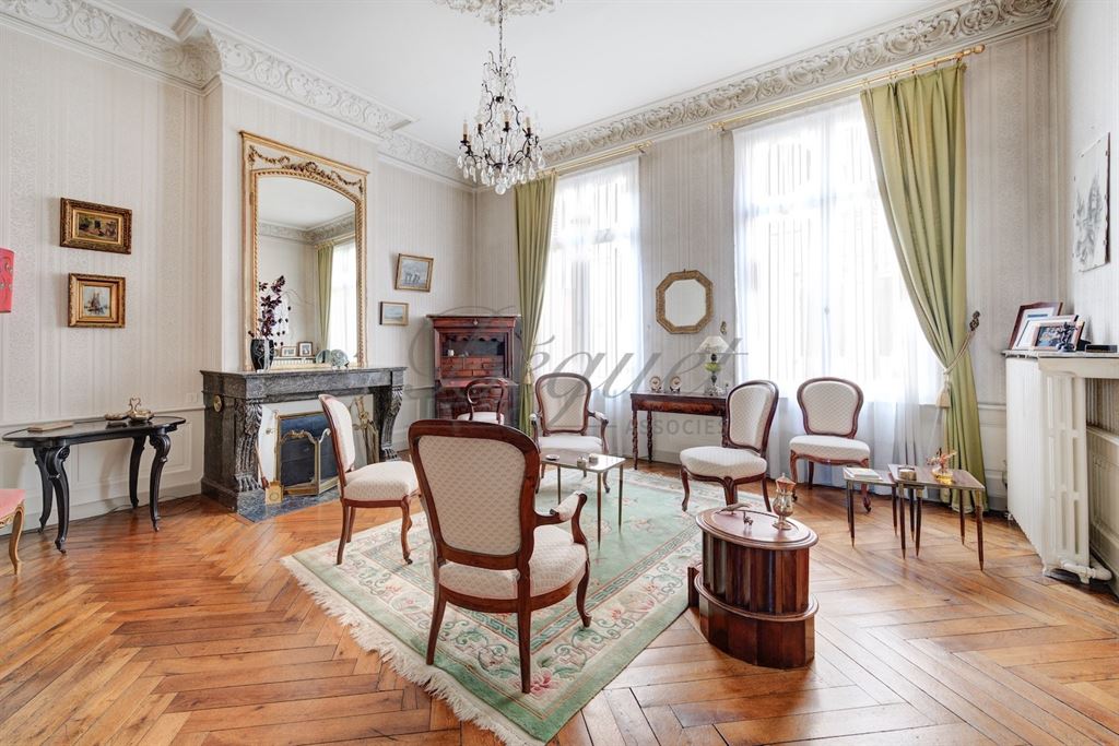 A vendre chez Beguet Associés : Tours - 37000 - Centre-ville - 230 m² - 8 pièces - 5/6 chambres - jardin