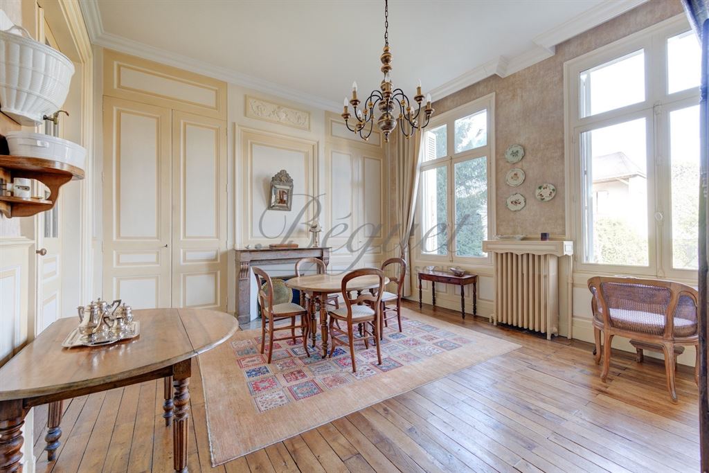 A vendre chez Beguet Associés : Tours - 37000 - Centre-ville - 230 m² - 8 pièces - 5/6 chambres - jardin