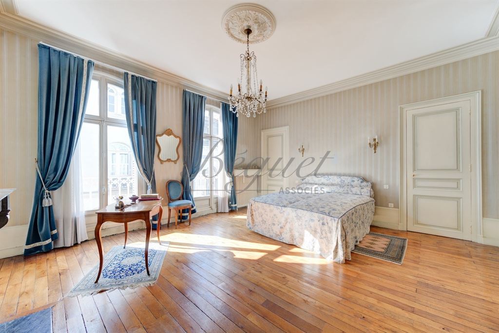 A vendre chez Beguet Associés : Tours - 37000 - Centre-ville - 230 m² - 8 pièces - 5/6 chambres - jardin