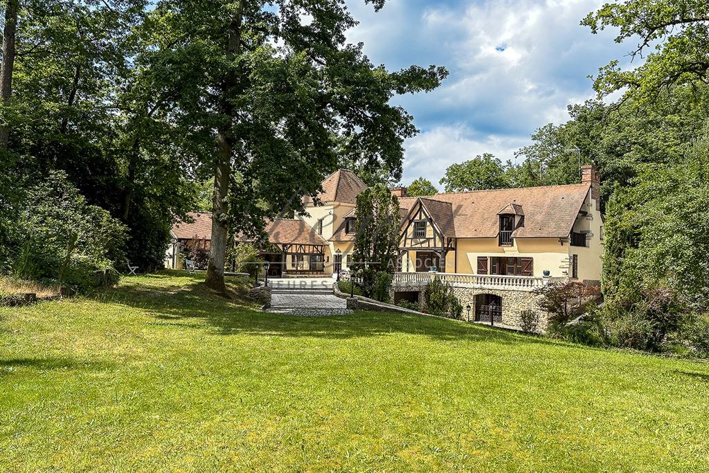 A vendre chez Beguet Associés : OUEST PARIS FORET RAMBOUILLET - POIGNY LA FORÊT - 78125 - MAISON 345 m² - 5 CHB - PISCINE - PARC 103