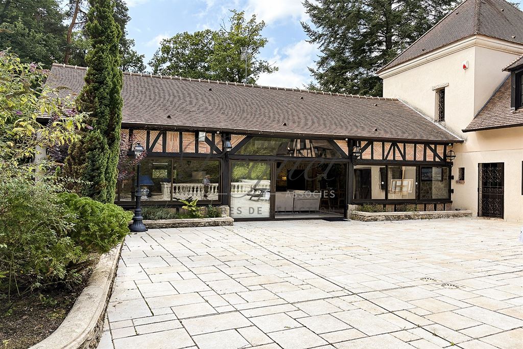 A vendre chez Beguet Associés : OUEST PARIS FORET RAMBOUILLET - POIGNY LA FORÊT - 78125 - MAISON 345 m² - 5 CHB - PISCINE - PARC 103