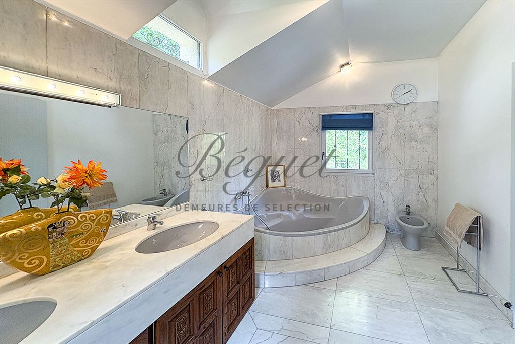 A vendre chez Beguet Associés : OUEST PARIS FORET RAMBOUILLET - POIGNY LA FORÊT - 78125 - MAISON 345 m² - 5 CHB - PISCINE - PARC 103