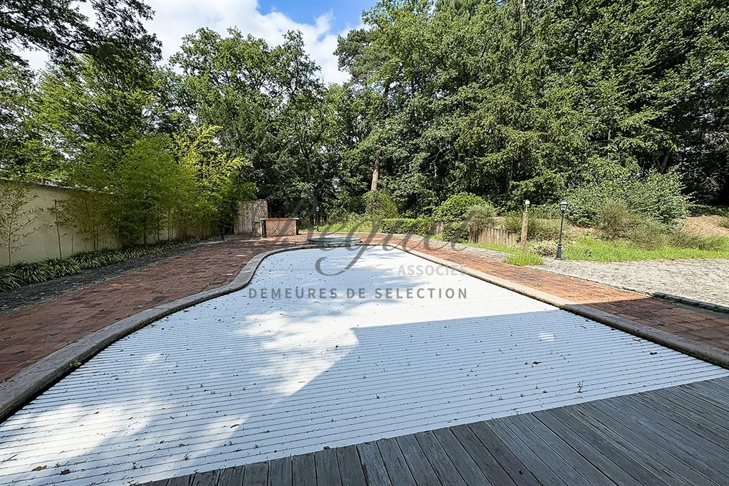 A vendre chez Beguet Associés : OUEST PARIS FORET RAMBOUILLET - POIGNY LA FORÊT - 78125 - MAISON 345 m² - 5 CHB - PISCINE - PARC 103