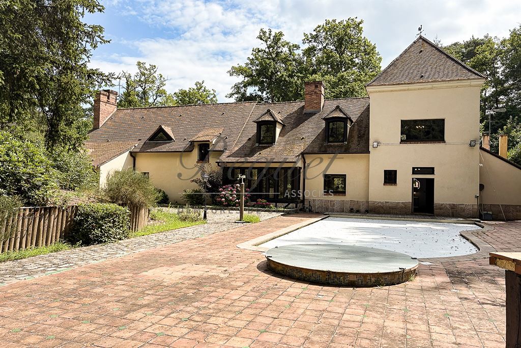 A vendre chez Beguet Associés : OUEST PARIS FORET RAMBOUILLET - POIGNY LA FORÊT - 78125 - MAISON 345 m² - 5 CHB - PISCINE - PARC 103