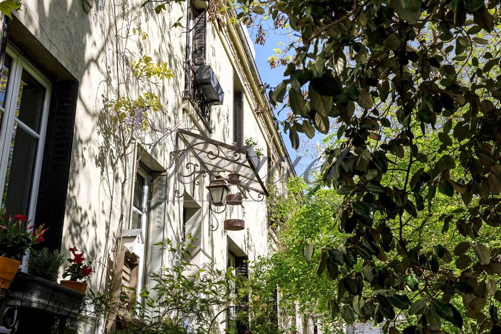A vendre chez Beguet Associés : Paris 14e (75014), quartier Alésia — Maison familiale de 170 /207 m² avec terrasse, studio indépendant et stationnement