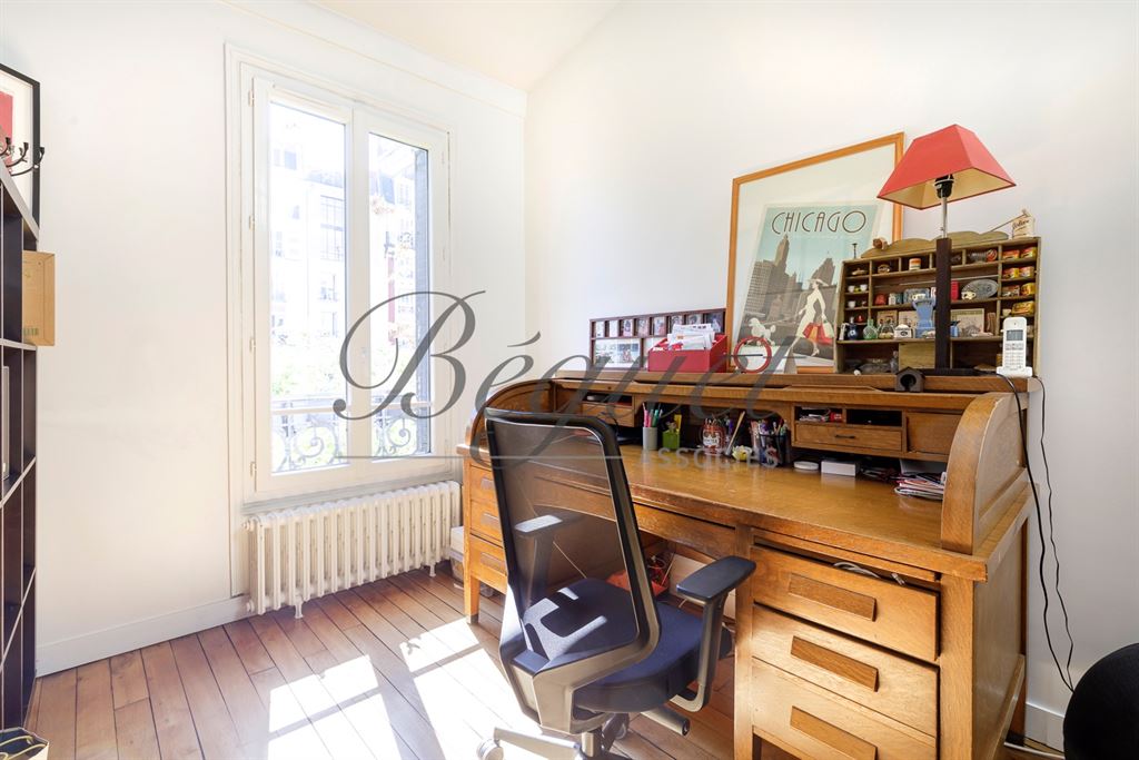 A vendre chez Beguet Associés : Paris 14e (75014), quartier Alésia — Maison familiale de 170 /207 m² avec terrasse, studio indépendant et stationnement