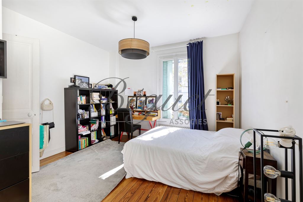 A vendre chez Beguet Associés : Paris 14e (75014), quartier Alésia — Maison familiale de 170 /207 m² avec terrasse, studio indépendant et stationnement