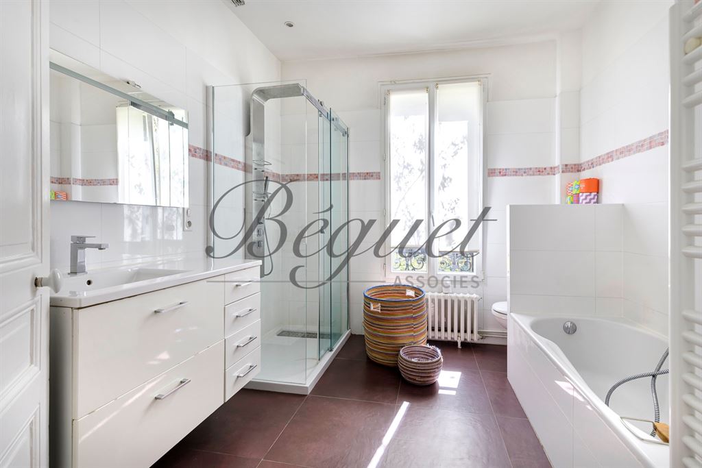 A vendre chez Beguet Associés : Paris 14e (75014), quartier Alésia — Maison familiale de 170 /207 m² avec terrasse, studio indépendant et stationnement