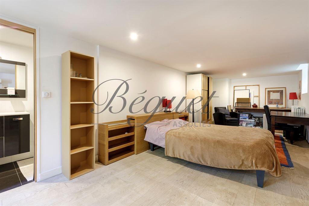 A vendre chez Beguet Associés : Paris 14e (75014), quartier Alésia — Maison familiale de 170 /207 m² avec terrasse, studio indépendant et stationnement