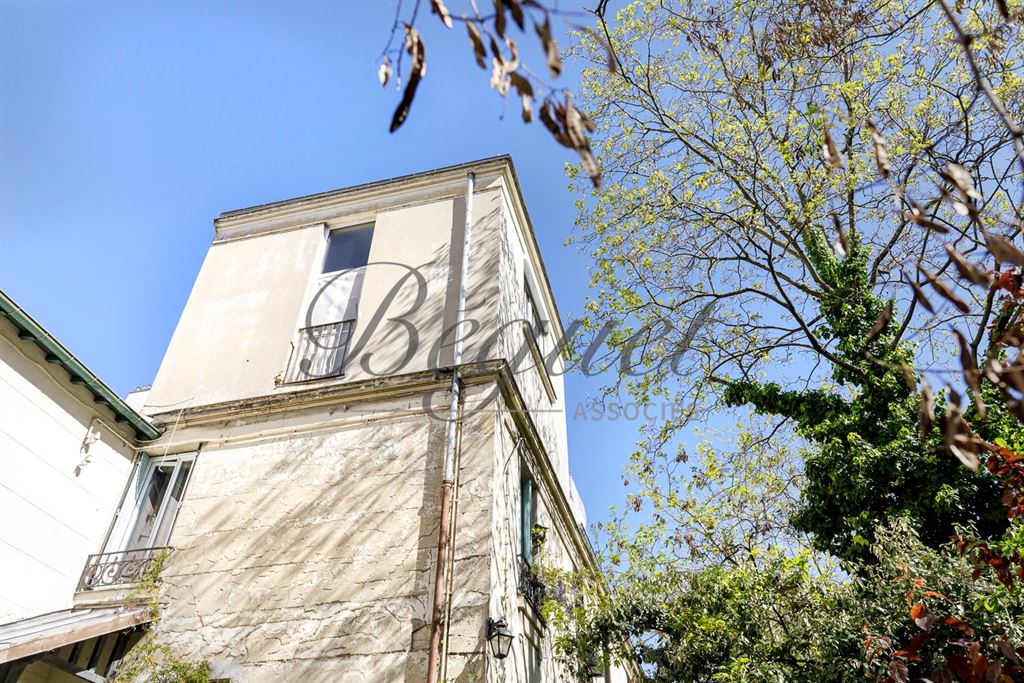 A vendre chez Beguet Associés : Paris 14e (75014), quartier Alésia — Maison familiale de 170 /207 m² avec terrasse, studio indépendant et stationnement