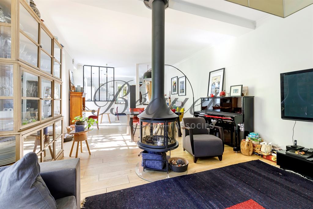 A vendre chez Beguet Associés : Paris 14e (75014), quartier Alésia — Maison familiale de 170 /207 m² avec terrasse, studio indépendant et stationnement