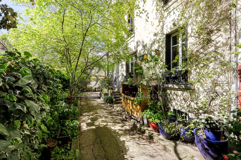 A vendre chez Beguet Associés : Paris 14e (75014), quartier Alésia — Maison familiale de 170 /207 m² avec terrasse, studio indépendant et stationnement