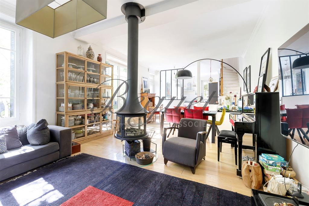 A vendre chez Beguet Associés : Paris 14e (75014), quartier Alésia — Maison familiale de 170 /207 m² avec terrasse, studio indépendant et stationnement