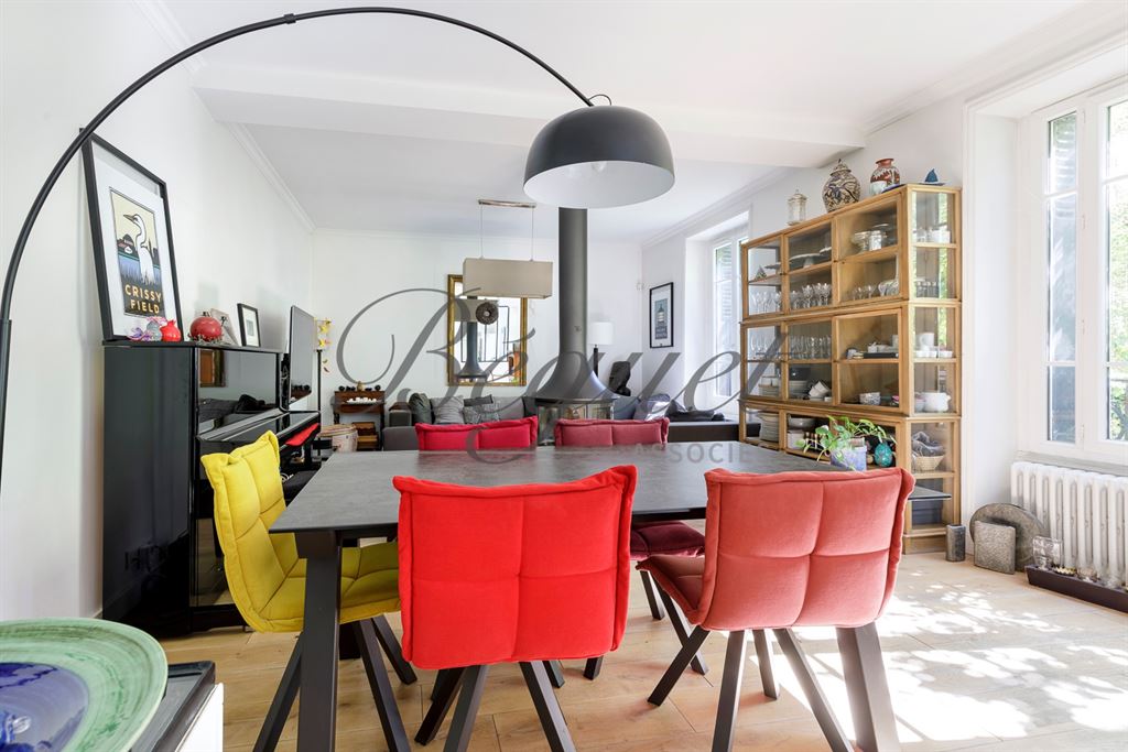 A vendre chez Beguet Associés : Paris 14e (75014), quartier Alésia — Maison familiale de 170 /207 m² avec terrasse, studio indépendant et stationnement
