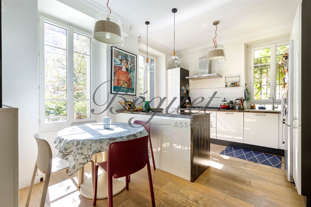 A vendre chez Beguet Associés : Paris 14e (75014), quartier Alésia — Maison familiale de 170 /207 m² avec terrasse, studio indépendant et stationnement