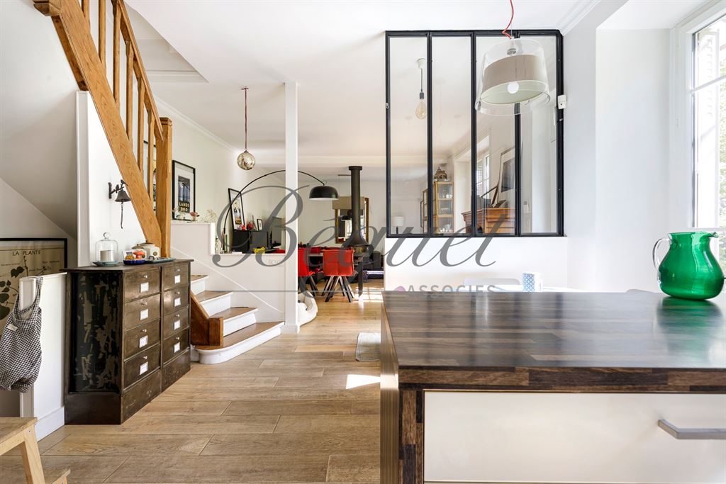 A vendre chez Beguet Associés : Paris 14e (75014), quartier Alésia — Maison familiale de 170 /207 m² avec terrasse, studio indépendant et stationnement
