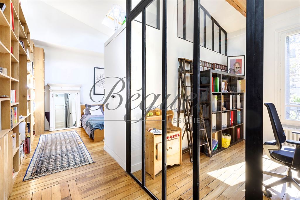 A vendre chez Beguet Associés : Paris 14e (75014), quartier Alésia — Maison familiale de 170 /207 m² avec terrasse, studio indépendant et stationnement