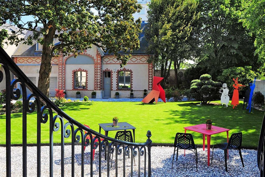 A vendre chez Beguet Associés : Tours (37000), Indre-et-Loire – Maison de caractère 456 m², 6/7 chambres, dépendance 187 m², jardin et garages