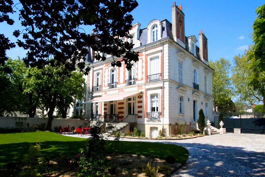 A vendre chez Beguet Associés : Tours (37000), Indre-et-Loire – Maison de caractère 456 m², 6/7 chambres, dépendance 187 m², jardin et garages