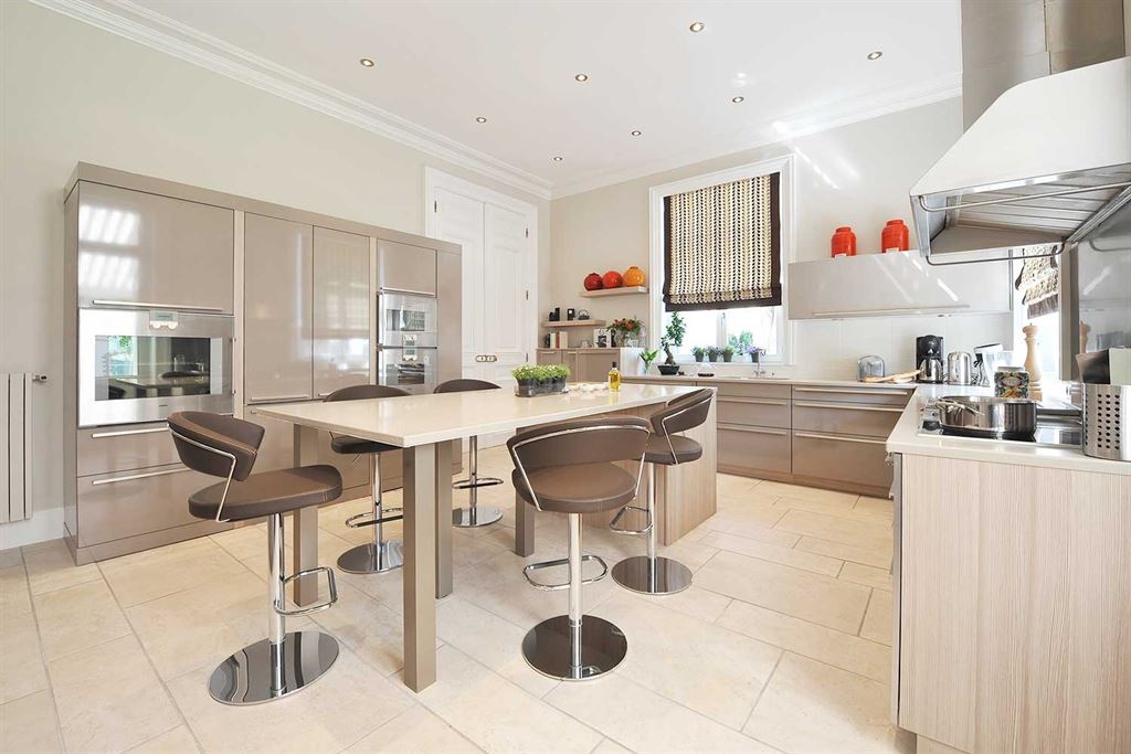 A vendre chez Beguet Associés : Tours (37000), Indre-et-Loire – Maison de caractère 456 m², 6/7 chambres, dépendance 187 m², jardin et garages