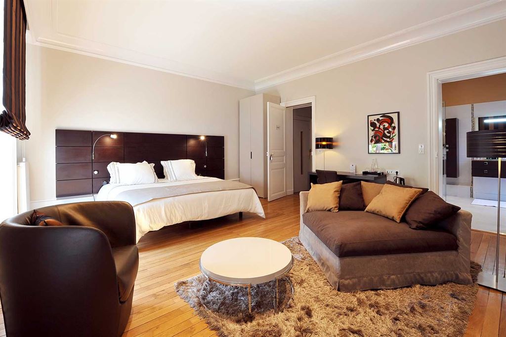 A vendre chez Beguet Associés : Tours (37000), Indre-et-Loire – Maison de caractère 456 m², 6/7 chambres, dépendance 187 m², jardin et garages