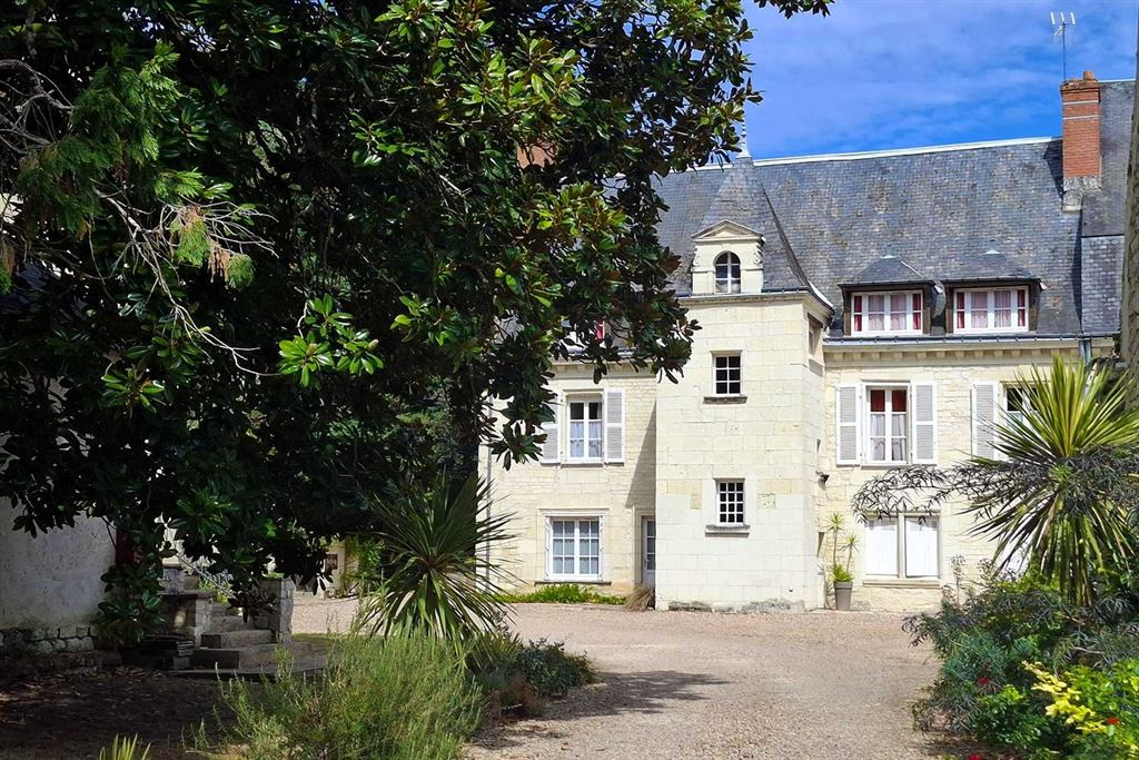 A vendre chez Beguet Associés : Touraine Loire valley, Chinon - Beaumont en Véron, 37420 - Manoir/Hôtel 17e, 555 m², 24 chambres