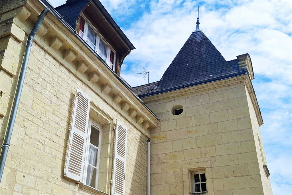 A vendre chez Beguet Associés : Touraine Loire valley, Chinon - Beaumont en Véron, 37420 - Manoir/Hôtel 17e, 555 m², 24 chambres