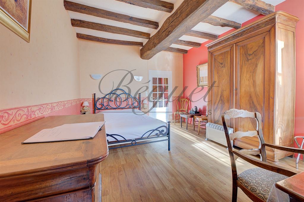 A vendre chez Beguet Associés : Touraine Loire valley, Chinon - Beaumont en Véron, 37420 - Manoir/Hôtel 17e, 555 m², 24 chambres