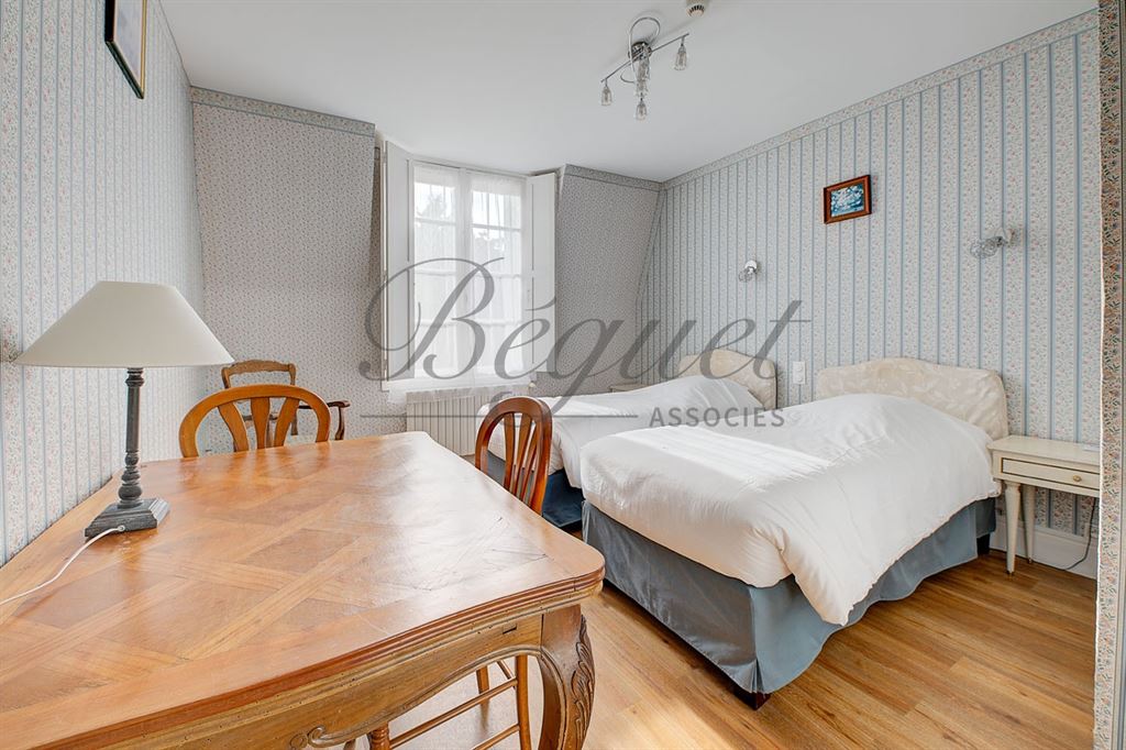 A vendre chez Beguet Associés : Touraine Loire valley, Chinon - Beaumont en Véron, 37420 - Manoir/Hôtel 17e, 555 m², 24 chambres