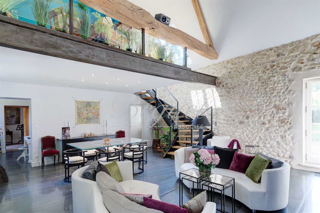 A vendre chez Beguet Associés : Veigné - 37250  - 430 m² sur 3 maisons - 18 pièces - 11 chambres - 1 dépendance - Parc 5 ha