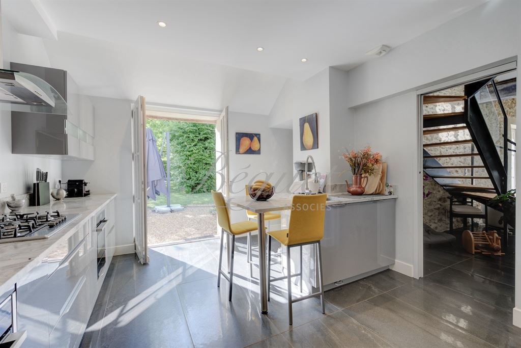 A vendre chez Beguet Associés : Veigné - 37250  - 430 m² sur 3 maisons - 18 pièces - 11 chambres - 1 dépendance - Parc 5 ha