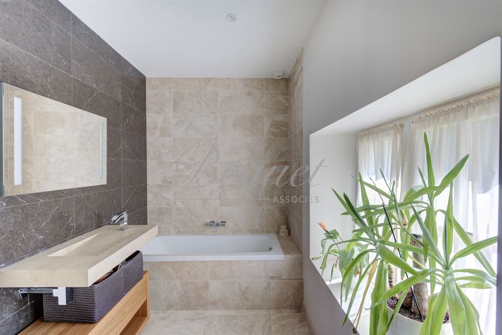 A vendre chez Beguet Associés : Veigné - 37250  - 430 m² sur 3 maisons - 18 pièces - 11 chambres - 1 dépendance - Parc 5 ha