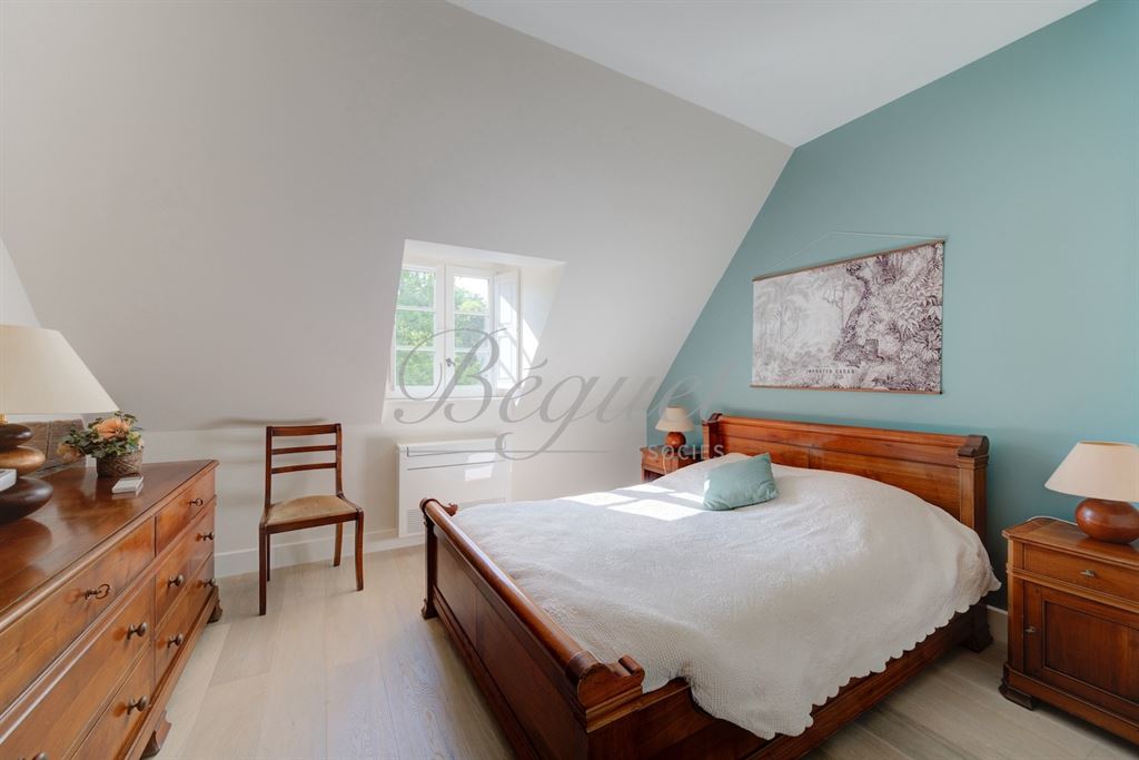 A vendre chez Beguet Associés : Veigné - 37250  - 430 m² sur 3 maisons - 18 pièces - 11 chambres - 1 dépendance - Parc 5 ha