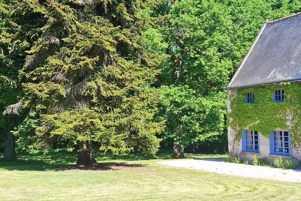 A vendre chez Beguet Associés : Veigné - 37250  - 430 m² sur 3 maisons - 18 pièces - 11 chambres - 1 dépendance - Parc 5 ha