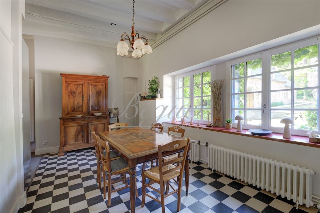 A vendre chez Beguet Associés : Veigné - 37250  - 430 m² sur 3 maisons - 18 pièces - 11 chambres - 1 dépendance - Parc 5 ha