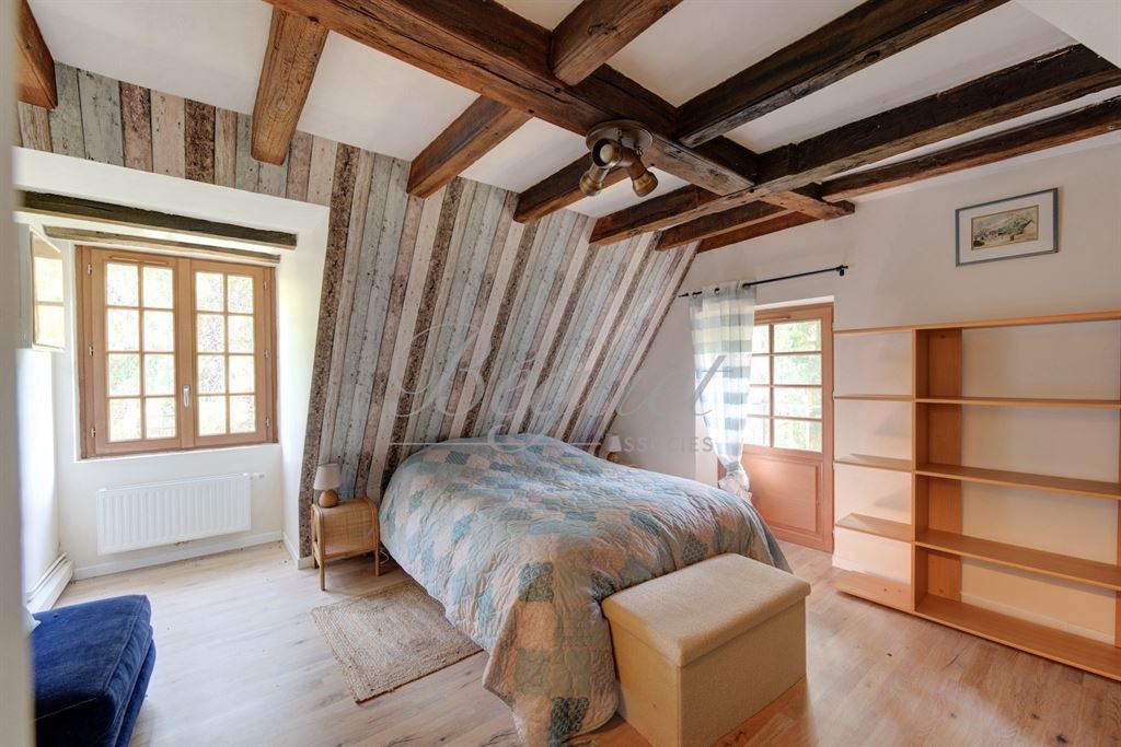 A vendre chez Beguet Associés : Veigné - 37250  - 430 m² sur 3 maisons - 18 pièces - 11 chambres - 1 dépendance - Parc 5 ha