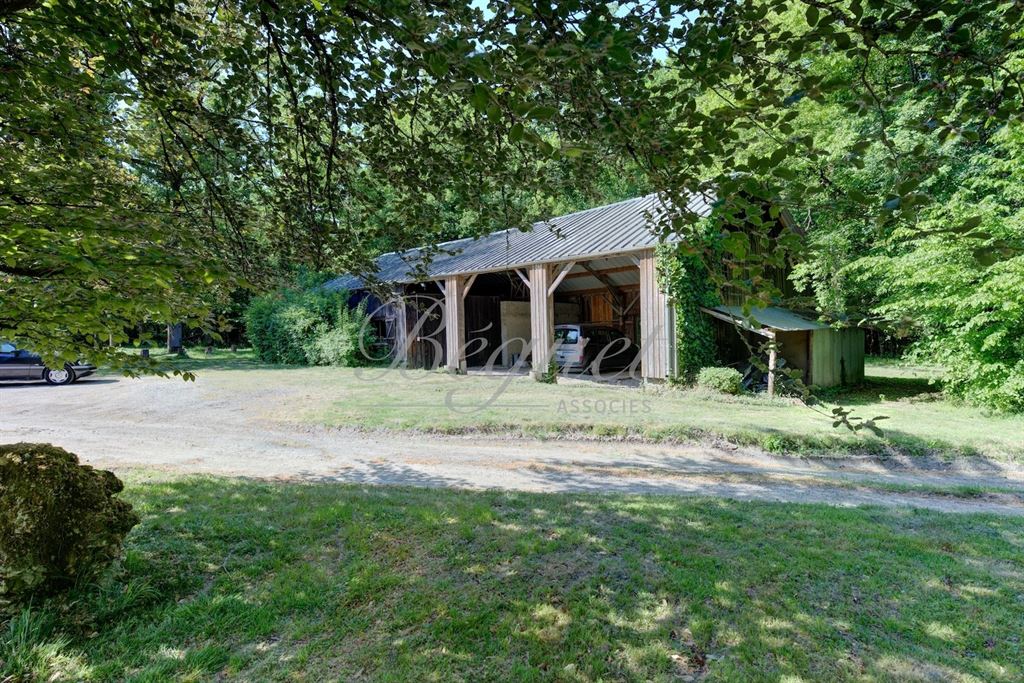 A vendre chez Beguet Associés : Veigné - 37250  - 430 m² sur 3 maisons - 18 pièces - 11 chambres - 1 dépendance - Parc 5 ha