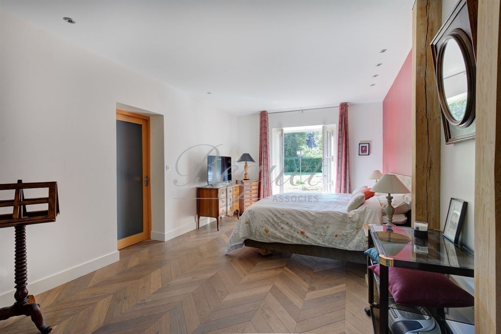 A vendre chez Beguet Associés : Veigné - 37250  - 430 m² sur 3 maisons - 18 pièces - 11 chambres - 1 dépendance - Parc 5 ha