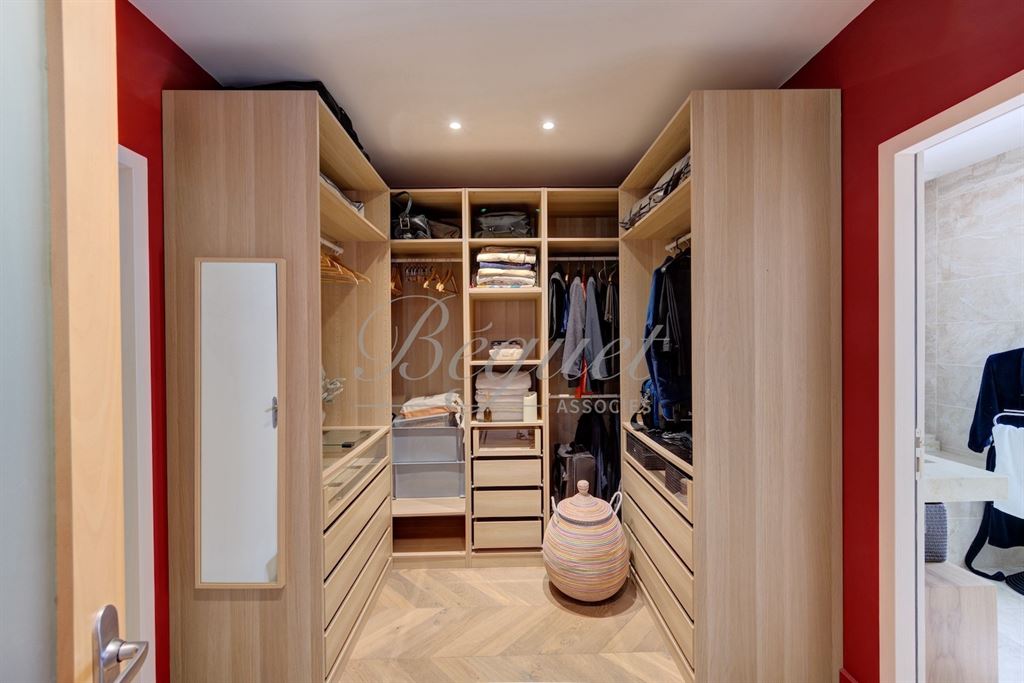 A vendre chez Beguet Associés : Veigné - 37250  - 430 m² sur 3 maisons - 18 pièces - 11 chambres - 1 dépendance - Parc 5 ha