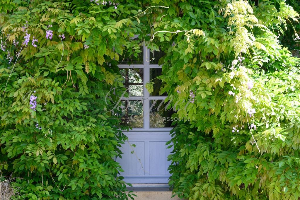 A vendre chez Beguet Associés : Veigné - 37250  - 430 m² sur 3 maisons - 18 pièces - 11 chambres - 1 dépendance - Parc 5 ha