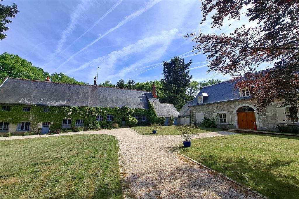 A vendre chez Beguet Associés : Veigné - 37250  - 430 m² sur 3 maisons - 18 pièces - 11 chambres - 1 dépendance - Parc 5 ha