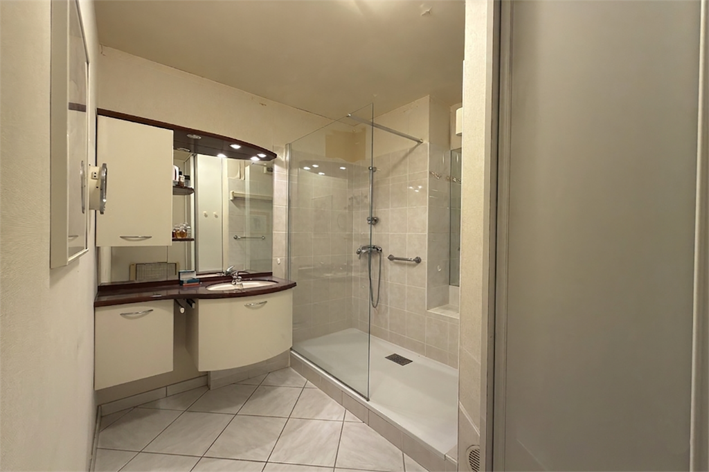 A vendre chez Beguet Associés : Le Chesnay 78150 Parly 2 - Appartement de 77 m², 2 chambres, loggia, jardinet, cave et parking.