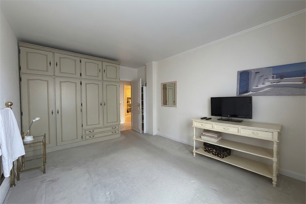 A vendre chez Beguet Associés : Le Chesnay 78150 Parly 2 - Appartement de 77 m², 2 chambres, loggia, jardinet, cave et parking.