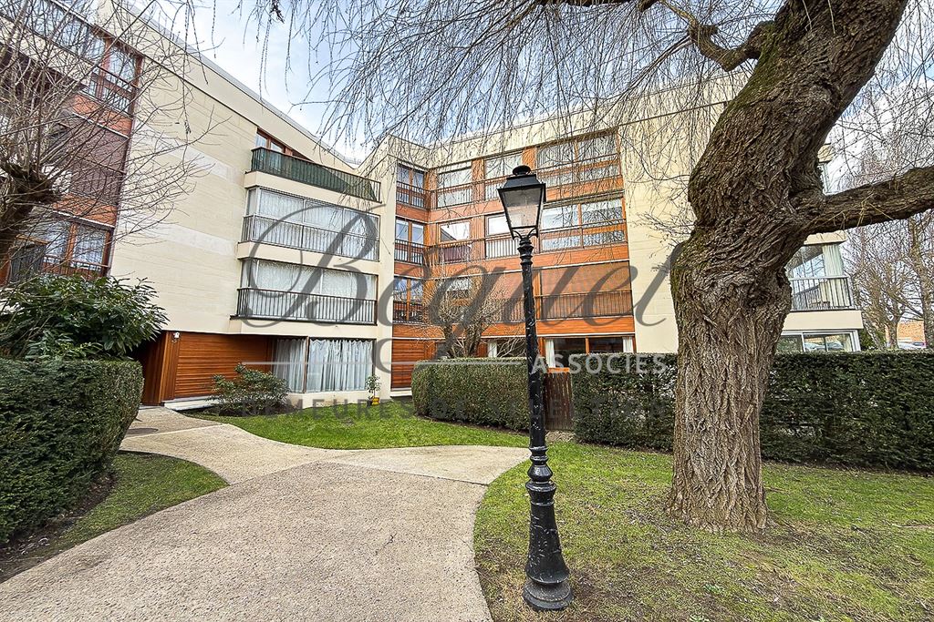 A vendre chez Beguet Associés : Le Chesnay 78150 Parly 2 - Appartement de 77 m², 2 chambres, loggia, jardinet, cave et parking.