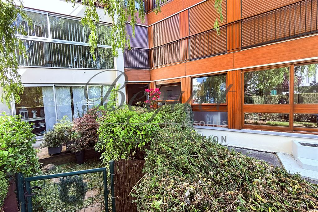A vendre chez Beguet Associés : Le Chesnay 78150 Parly 2 - Appartement de 77 m², 2 chambres, loggia, jardinet, cave et parking.