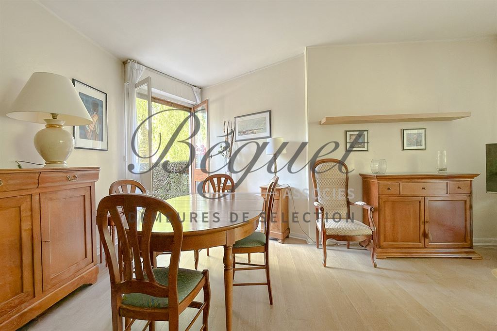 A vendre chez Beguet Associés : Le Chesnay 78150 Parly 2 - Appartement de 77 m², 2 chambres, loggia, jardinet, cave et parking.